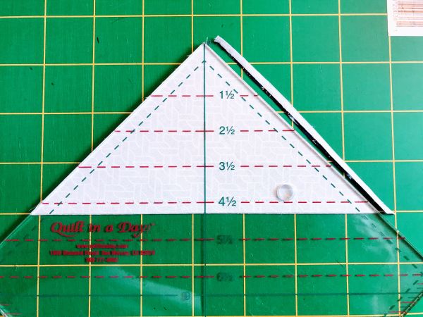 How to use the 1/4 inch ruler to make a HST block, Quilting
