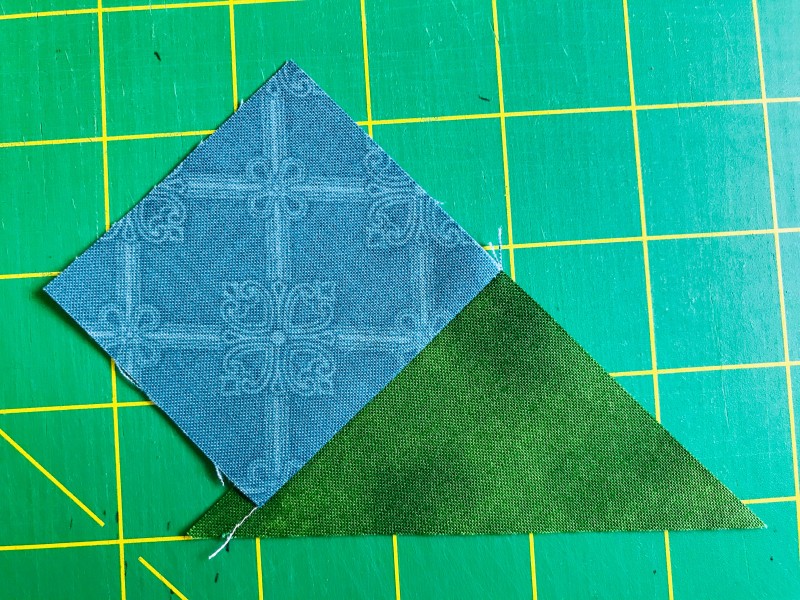 Quilt Tutorial: Piecing a Triangle Setting Block